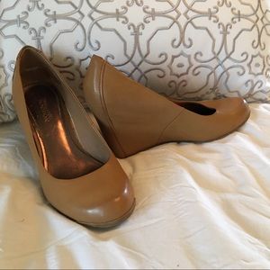 EUC-Kenneth Cole leather closed toe wedge.